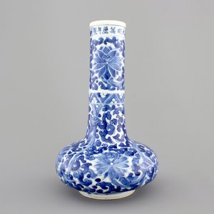 A blue and white Chinese porcelain bottle-shaped vase with Wan-Li mark, Kangxi, ca. 1700 — foto 1