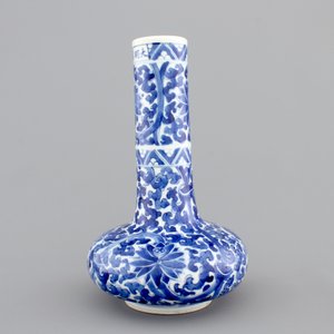A blue and white Chinese porcelain bottle-shaped vase with Wan-Li mark, Kangxi, ca. 1700 — foto 2