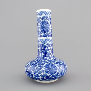 A blue and white Chinese porcelain bottle-shaped vase with Wan-Li mark, Kangxi, ca. 1700 — foto 3