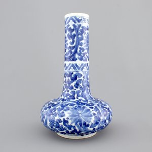 A blue and white Chinese porcelain bottle-shaped vase with Wan-Li mark, Kangxi, ca. 1700 — foto 4