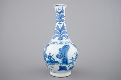 A blue and white Chinese porcelain bottle vase, Transitional, 17th C.
