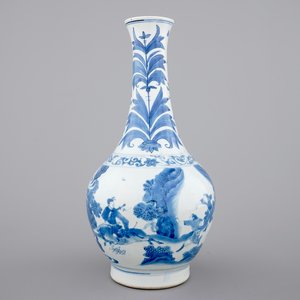 A blue and white Chinese porcelain bottle vase, Transitional, 17th C. — photo 1