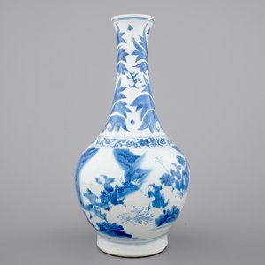 A blue and white Chinese porcelain bottle vase, Transitional, 17th C. — photo 2