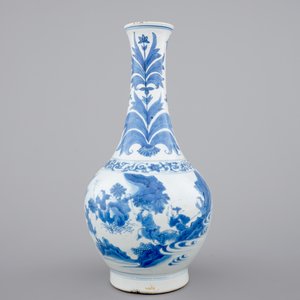 A blue and white Chinese porcelain bottle vase, Transitional, 17th C. — photo 3
