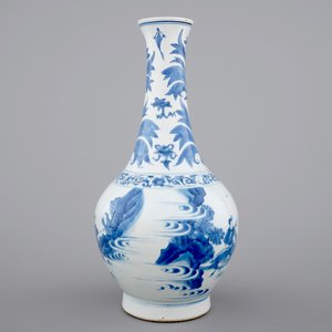 A blue and white Chinese porcelain bottle vase, Transitional, 17th C. — photo 4