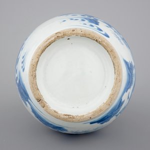 A blue and white Chinese porcelain bottle vase, Transitional, 17th C. — photo 5