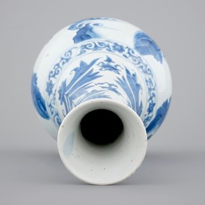 A blue and white Chinese porcelain bottle vase, Transitional, 17th C. — photo 6