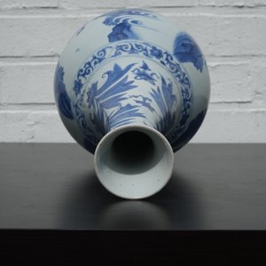 A blue and white Chinese porcelain bottle vase, Transitional, 17th C. — photo 8