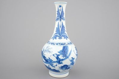 A blue and white Chinese porcelain bottle vase, Transitional, 17th C.