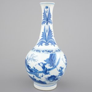 A blue and white Chinese porcelain bottle vase, Transitional, 17th C. — photo 1