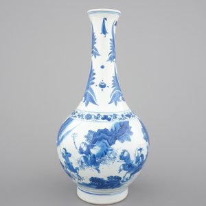A blue and white Chinese porcelain bottle vase, Transitional, 17th C. — photo 2