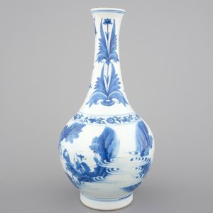 A blue and white Chinese porcelain bottle vase, Transitional, 17th C. — photo 3