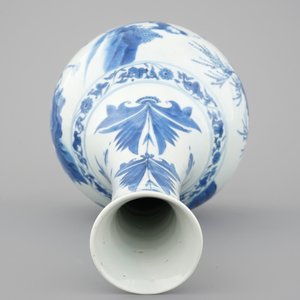A blue and white Chinese porcelain bottle vase, Transitional, 17th C. — photo 5