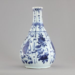 A blue and white Chinese porcelain bottle vase, Wan-Li, Ming Dynasty — foto 1