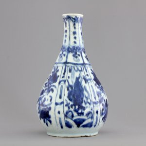 A blue and white Chinese porcelain bottle vase, Wan-Li, Ming Dynasty — foto 2