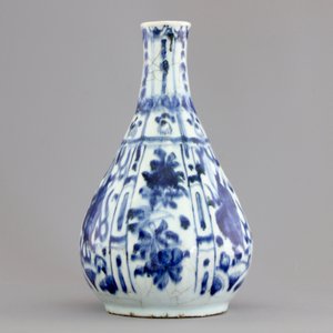 A blue and white Chinese porcelain bottle vase, Wan-Li, Ming Dynasty — foto 3