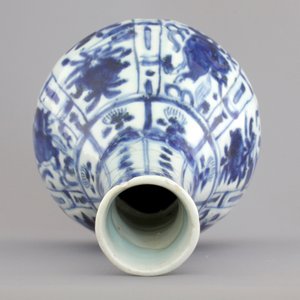 A blue and white Chinese porcelain bottle vase, Wan-Li, Ming Dynasty — foto 6