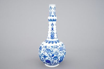 Un vase bouteille en porcelaine de Chine bleu et blanc au décor floral, époque Transition, 17ème