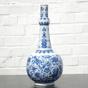 Een blauw-witte Chinees porseleinen flesvormige vaas met floraal decor, Transitie-periode, 17e eeuw — foto 11