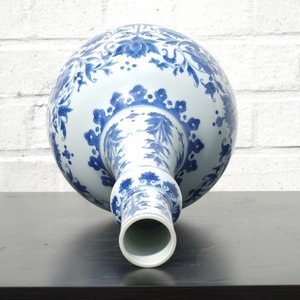 Een blauw-witte Chinees porseleinen flesvormige vaas met floraal decor, Transitie-periode, 17e eeuw — foto 12