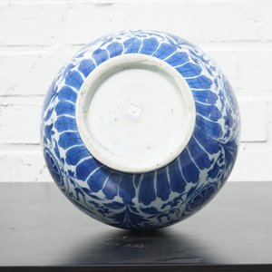 Een blauw-witte Chinees porseleinen flesvormige vaas met floraal decor, Transitie-periode, 17e eeuw — foto 13