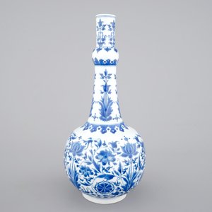 Een blauw-witte Chinees porseleinen flesvormige vaas met floraal decor, Transitie-periode, 17e eeuw — foto 2