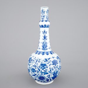 Een blauw-witte Chinees porseleinen flesvormige vaas met floraal decor, Transitie-periode, 17e eeuw — foto 4