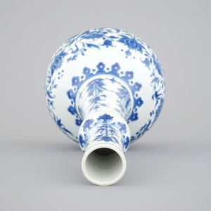 Een blauw-witte Chinees porseleinen flesvormige vaas met floraal decor, Transitie-periode, 17e eeuw — foto 6