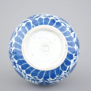 Een blauw-witte Chinees porseleinen flesvormige vaas met floraal decor, Transitie-periode, 17e eeuw — foto 7