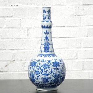 Een blauw-witte Chinees porseleinen flesvormige vaas met floraal decor, Transitie-periode, 17e eeuw — foto 8