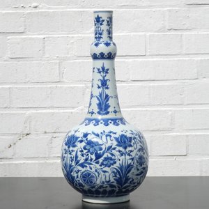 Een blauw-witte Chinees porseleinen flesvormige vaas met floraal decor, Transitie-periode, 17e eeuw — foto 9