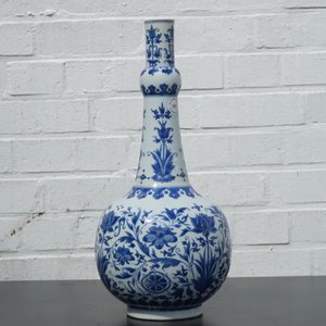 Een blauw-witte Chinees porseleinen flesvormige vaas met floraal decor, Transitie-periode, 17e eeuw — foto 10