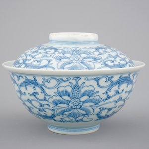 Een blauw-witte Chinees porseleinen dekselkom, 19e eeuw — foto 2