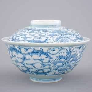 Een blauw-witte Chinees porseleinen dekselkom, 19e eeuw — foto 3