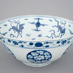 Een blauw-witte Chinees porseleinen kom, Ming Dynastie, 16e eeuw — foto 1