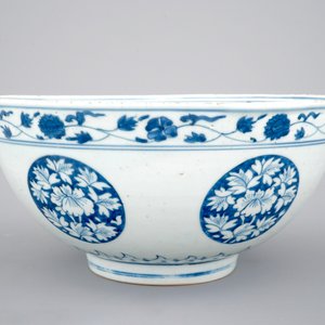 Een blauw-witte Chinees porseleinen kom, Ming Dynastie, 16e eeuw — foto 3