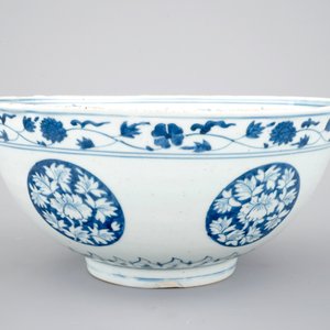 Een blauw-witte Chinees porseleinen kom, Ming Dynastie, 16e eeuw — foto 5
