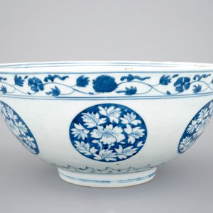 A blue and white Chinese porcelain bowl with horses, Ming, Jiajing/Wanli — photo 3