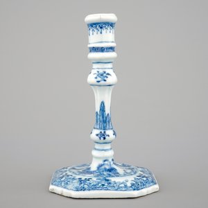 A blue and white Chinese porcelain candlestick, Qianlong, 18th C. — photo 2