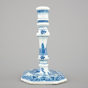 A blue and white Chinese porcelain candlestick, Qianlong, 18th C. — photo 3