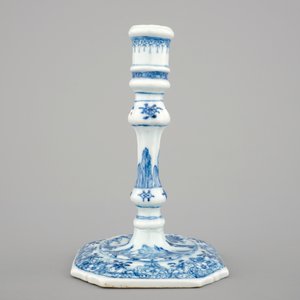 A blue and white Chinese porcelain candlestick, Qianlong, 18th C. — photo 4