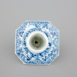 A blue and white Chinese porcelain candlestick, Qianlong, 18th C. — photo 6