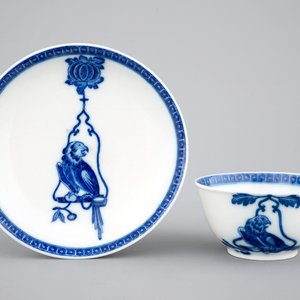 A blue and white Chinese porcelain cup and saucer: "The parrot on the perch", Qianlong, ca. 1740 — 照片 1