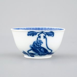 A blue and white Chinese porcelain cup and saucer: "The parrot on the perch", Qianlong, ca. 1740 — 照片 4
