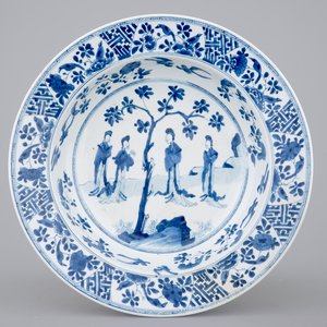 A blue and white Chinese porcelain deep dish with Long Eliza, Kangxi mark and period, ca. 1680 — foto 1