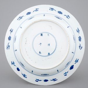 A blue and white Chinese porcelain deep dish with Long Eliza, Kangxi mark and period, ca. 1680 — foto 2
