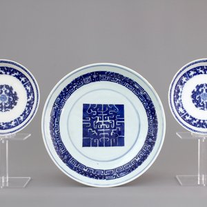 A blue and white Chinese porcelain dish and a pair of small plates, 18/19th C. — photo 1