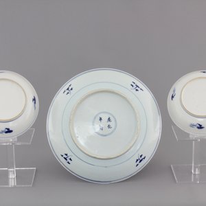 A blue and white Chinese porcelain dish and a pair of small plates, 18/19th C. — photo 2
