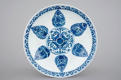A blue and white Chinese porcelain dish for the Islamic market, Kangxi, 1662-1723