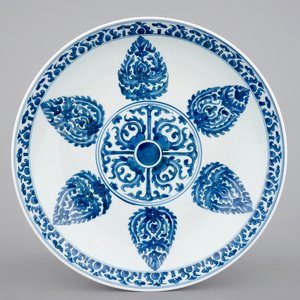 A blue and white Chinese porcelain dish for the Islamic market, Kangxi, 1662-1723 — photo 1